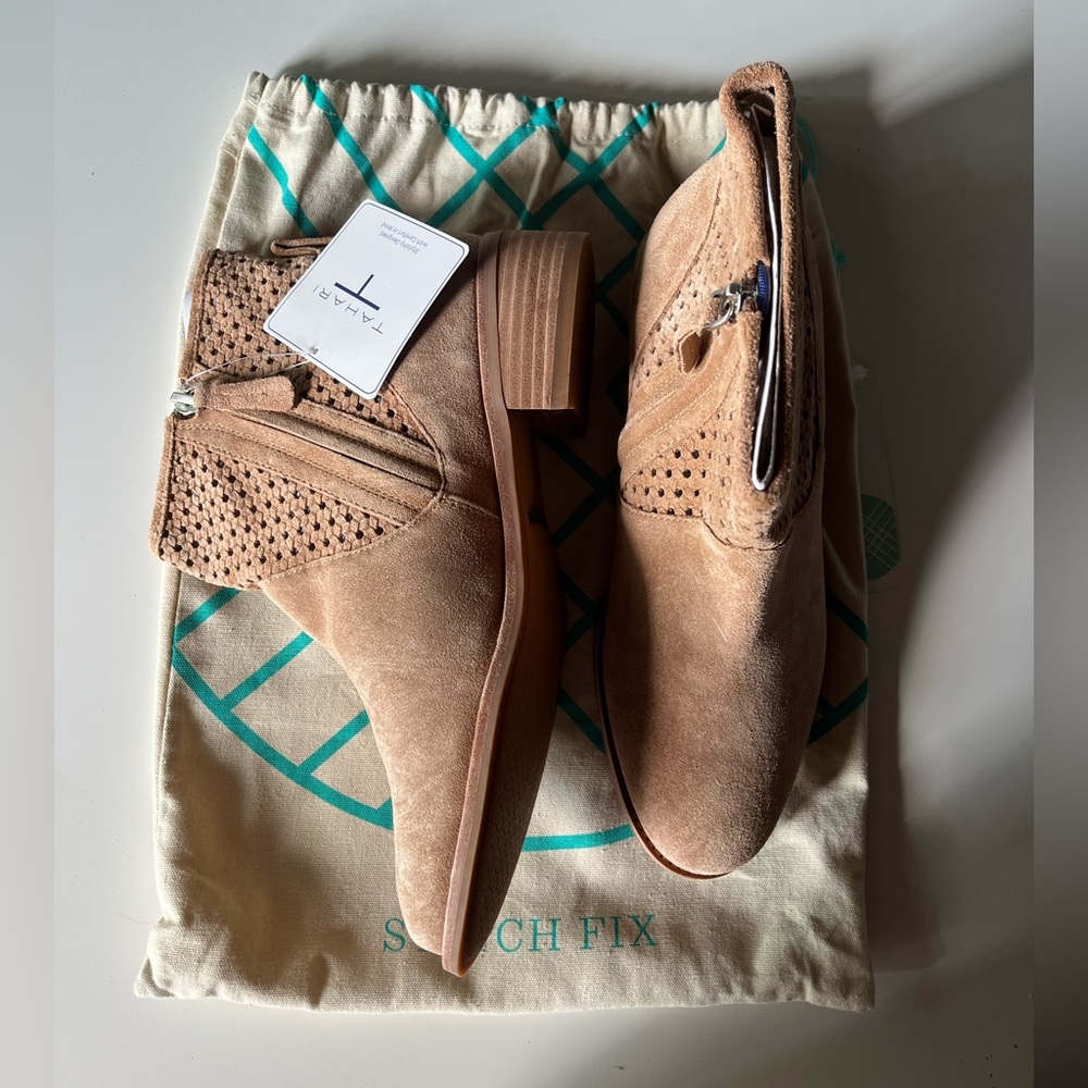 NWT TAHARI beige booties